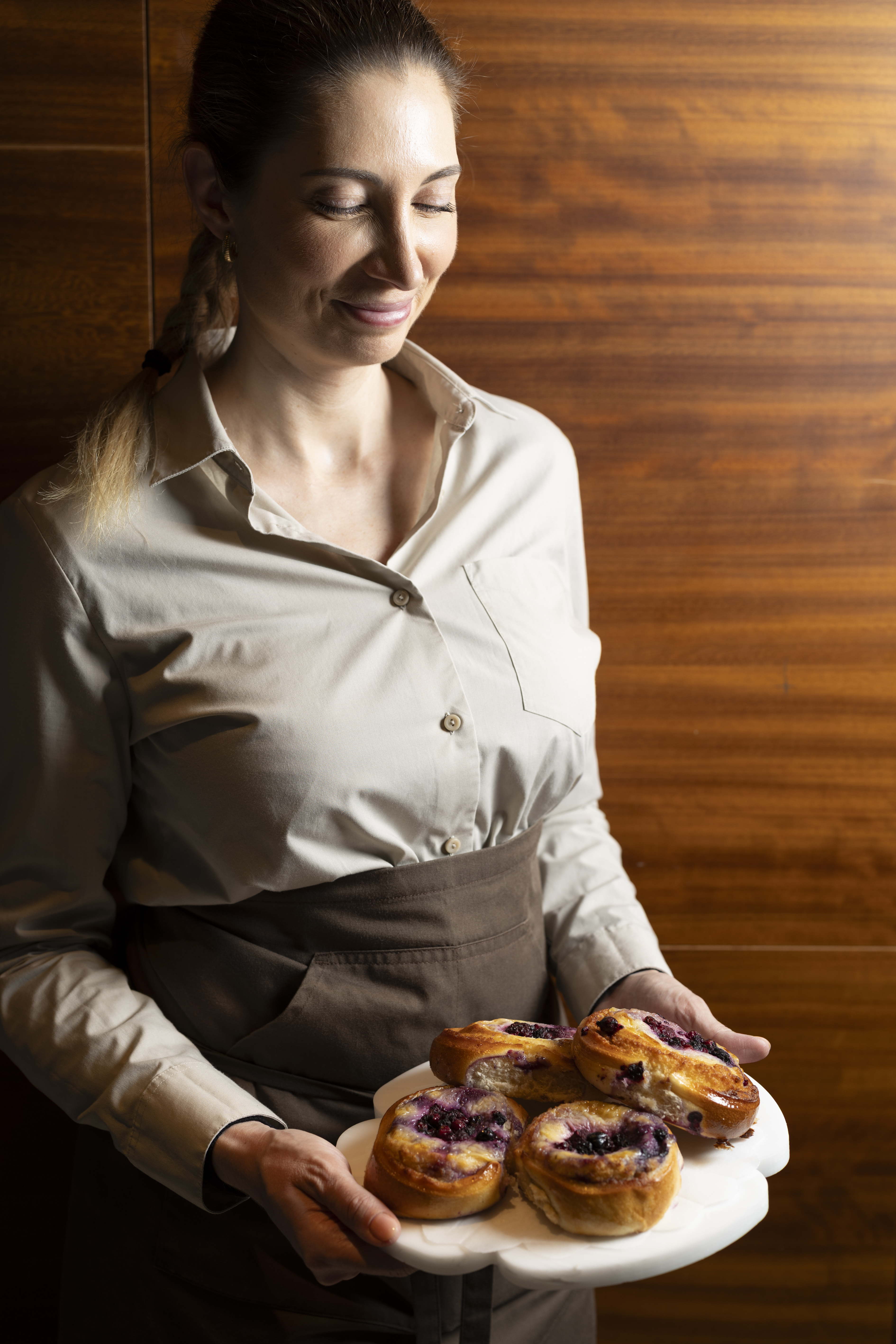 Miembro del equipo Bloom con pasteles artesanales