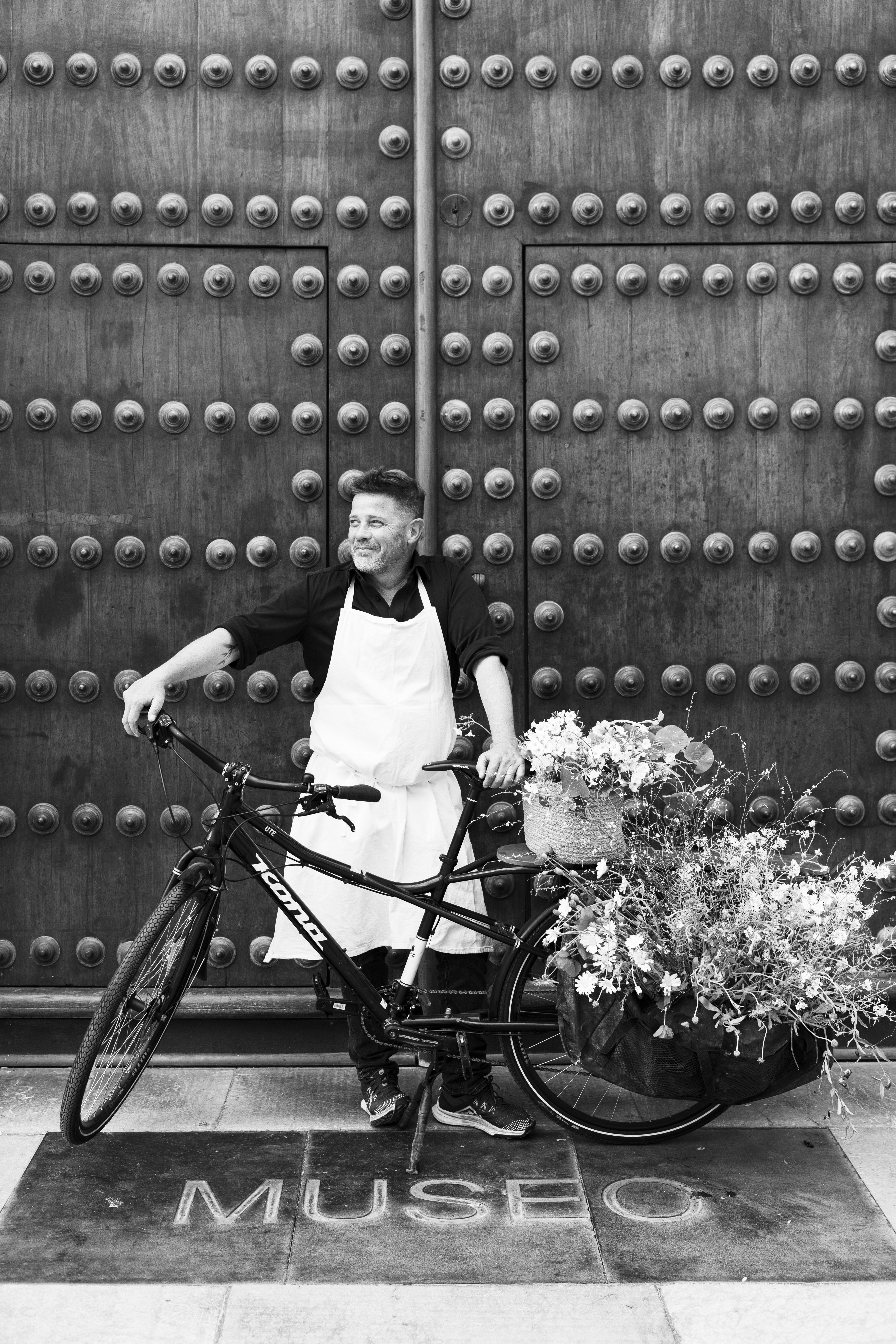 Emi Schobert, chef y fundador de Bloom, frente al Museo de Málaga