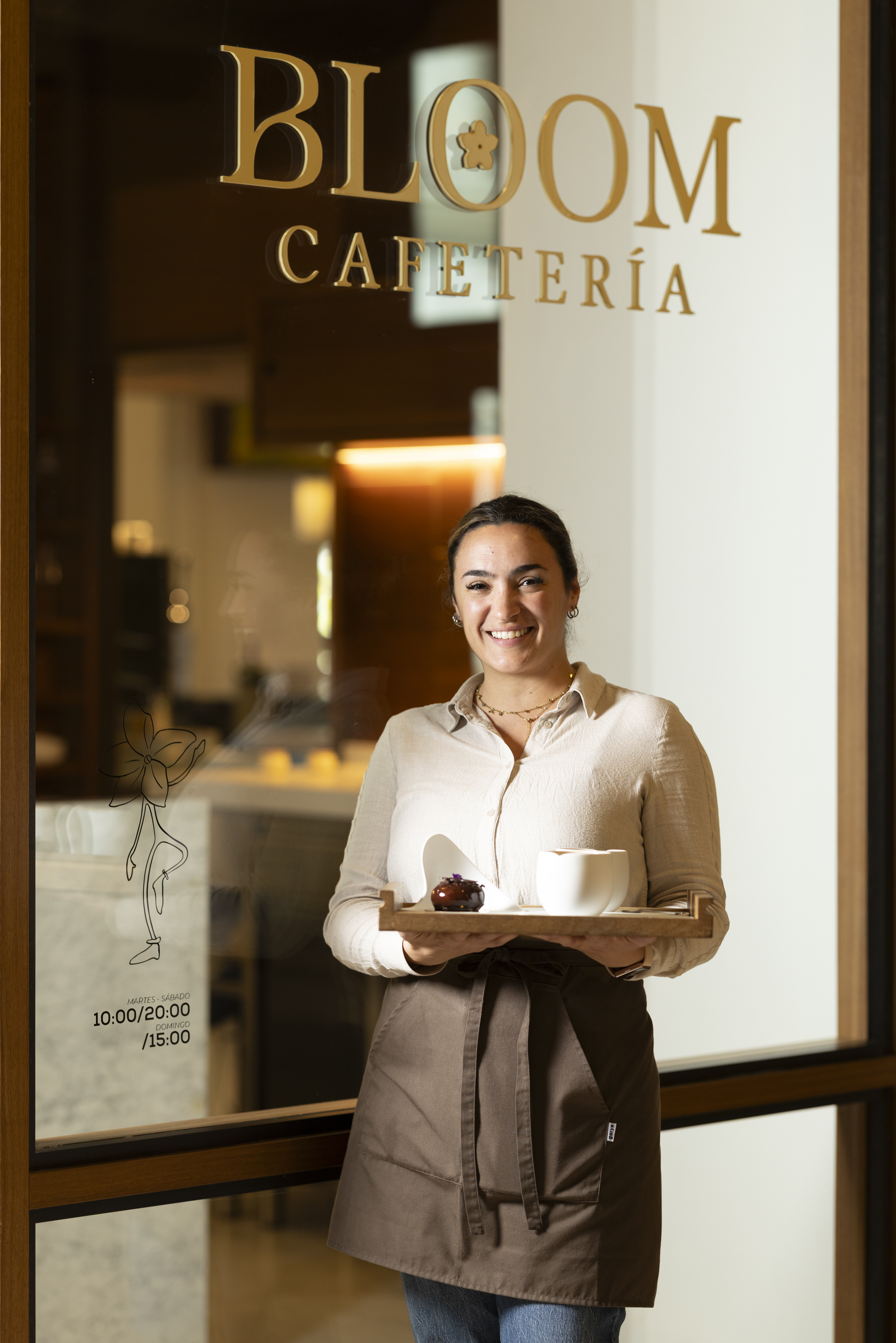 Miembro del equipo Bloom en la entrada de la cafetería