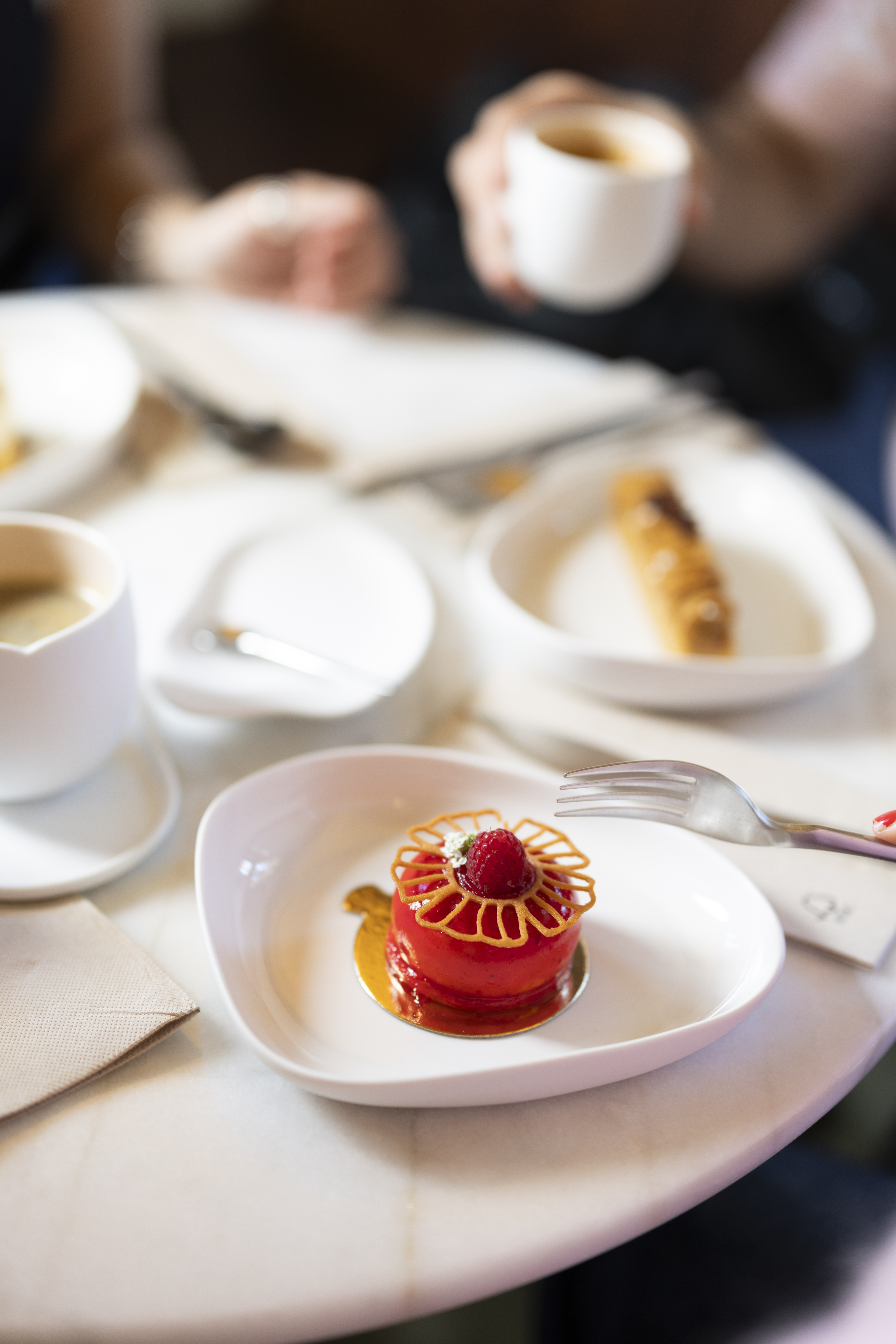 Pastel rojo glaseado con café en Bloom