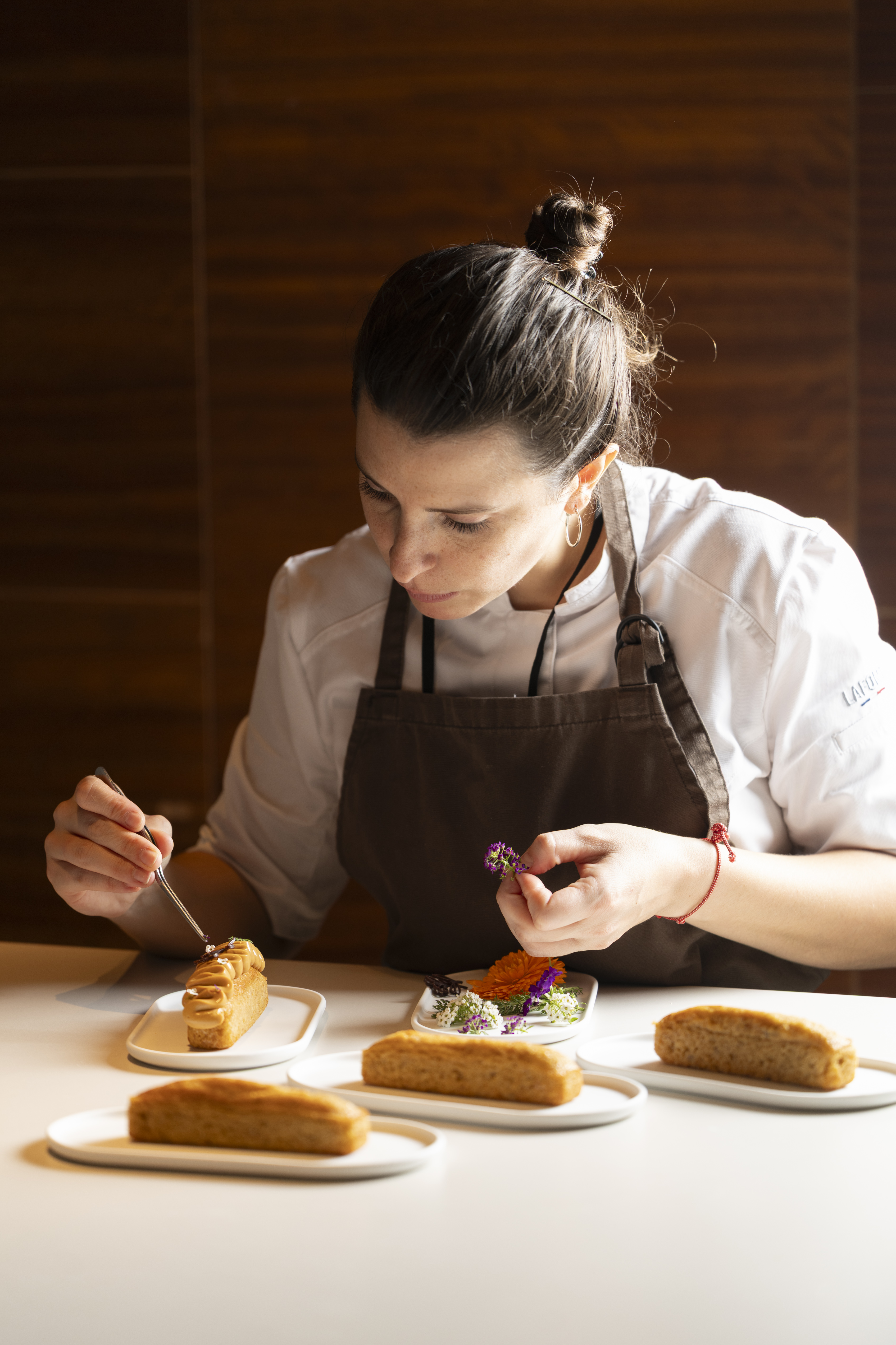 Chef del equipo Bloom decorando pasteles