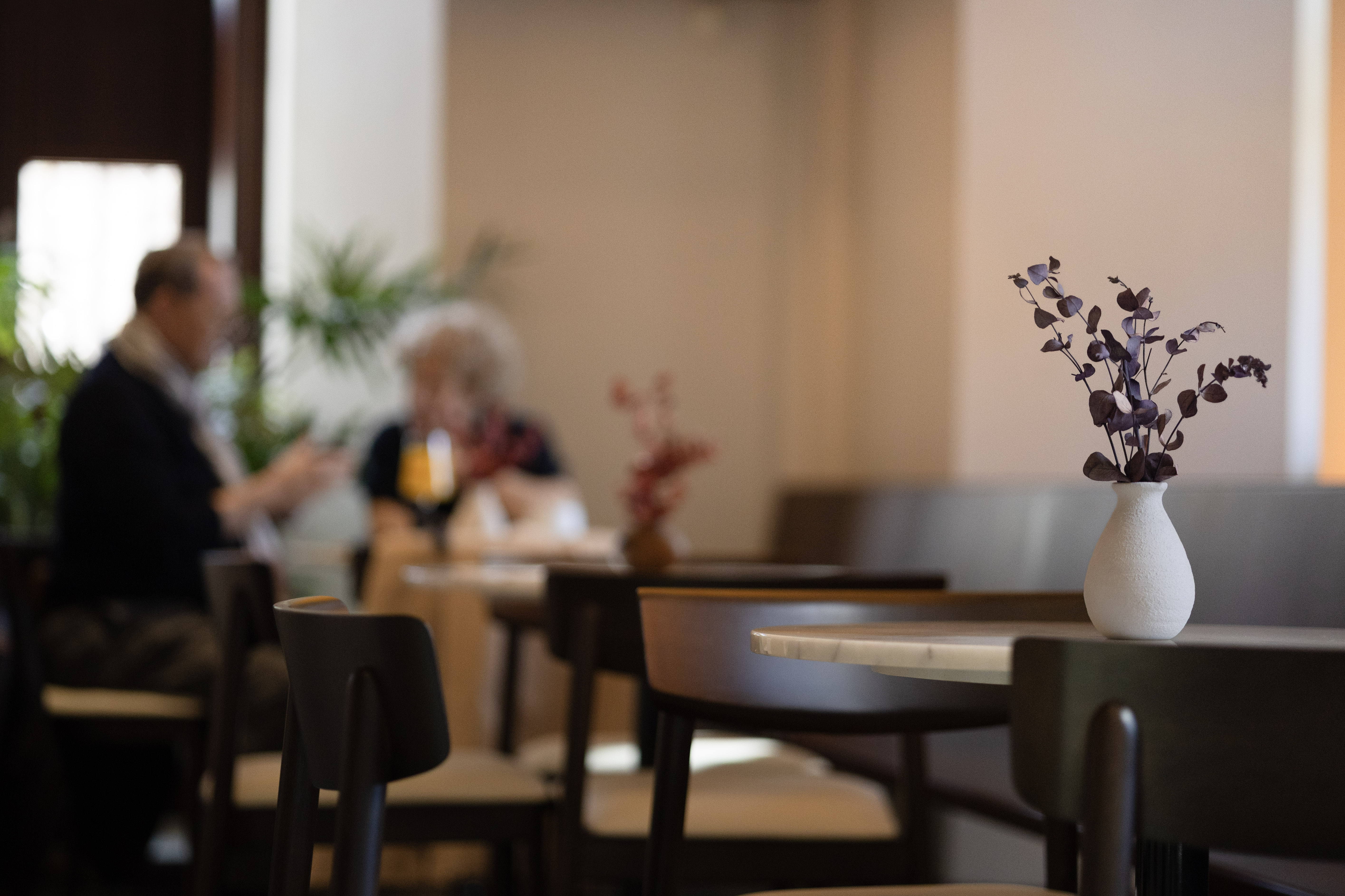 Detalle de mesa con jarrón y flores secas