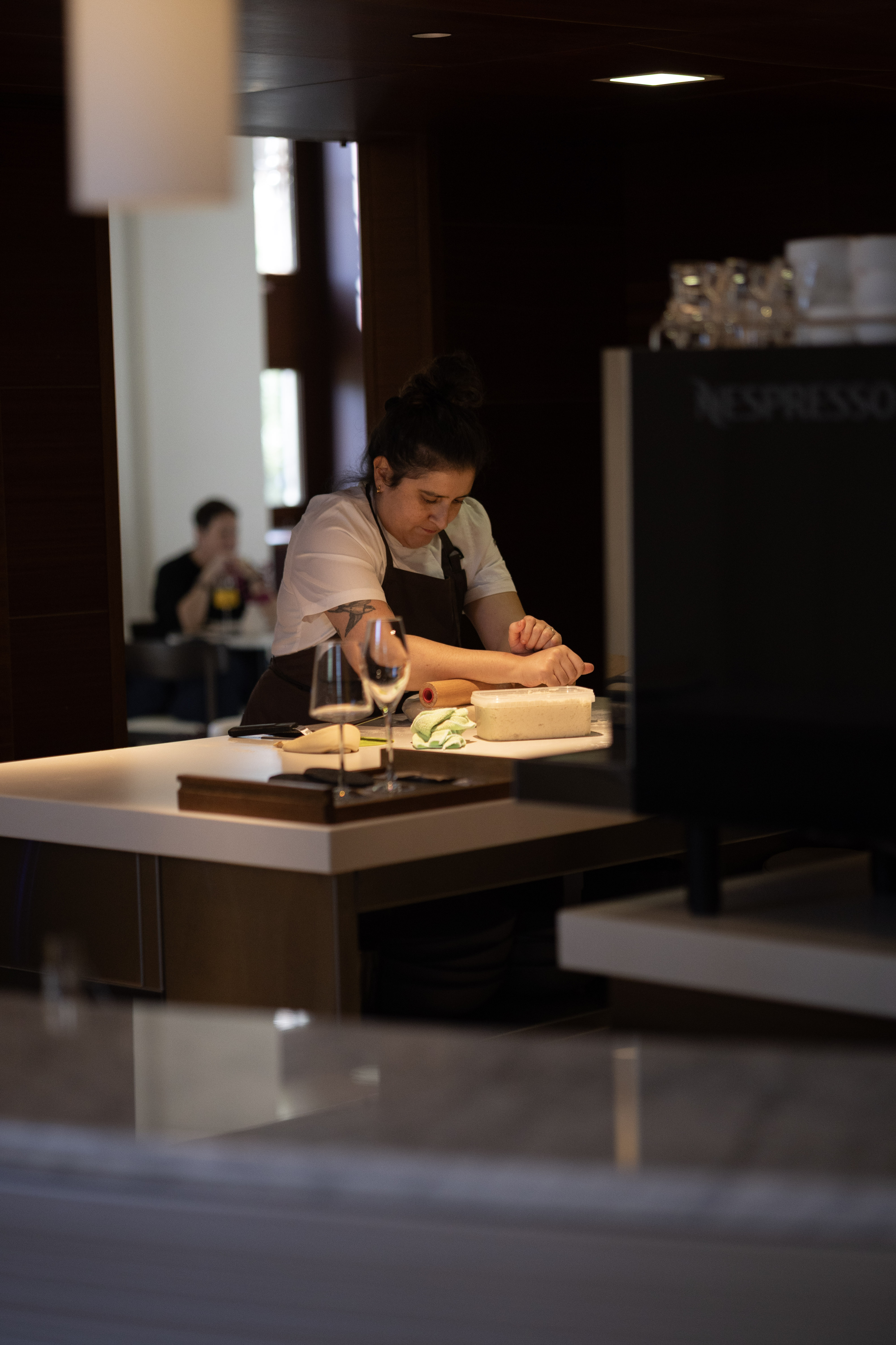 Chef del equipo Bloom trabajando en la barra