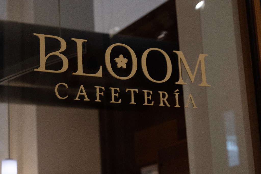 Logo de Bloom Cafetería grabado en cristal