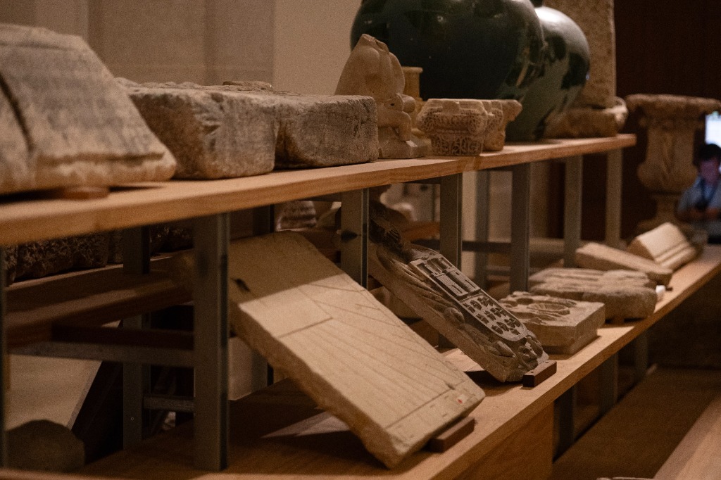 Colección de artefactos arqueológicos en el Museo